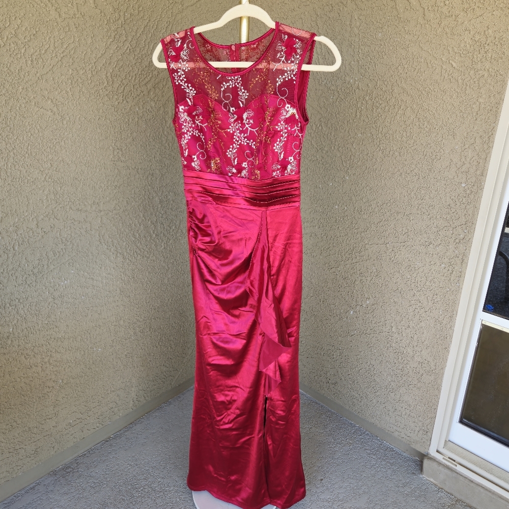 Elegant Red Satin Gown with Sheer Embroidered Bodice - Size  XS